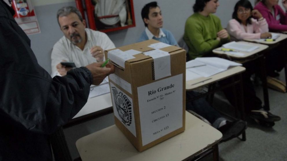 Telam;Rio Grande-Tierra del Fuego 17/06/07:Elecciones en la provincia de Tierra del Fuego.Foto:Raul Ferrari(enviado especial)/Telam/cf