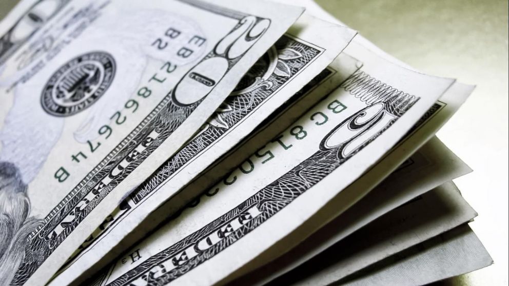 El dólar terminó la semana con una leve baja