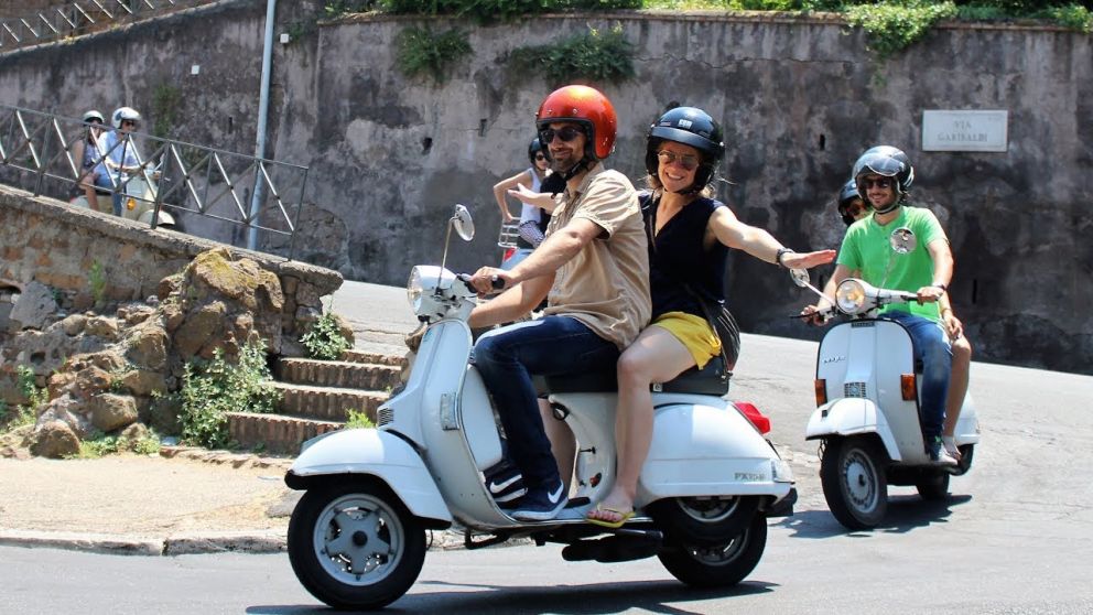 La moto Vespa, un cl�sico en las calles italianas