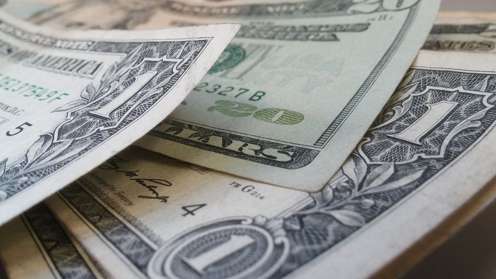 El dólar sigue con tendencia en baja y se mantiene por debajo de los $40