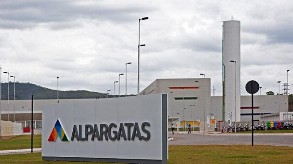 La textil Alpargatas estudia desprenderse de otra fábrica