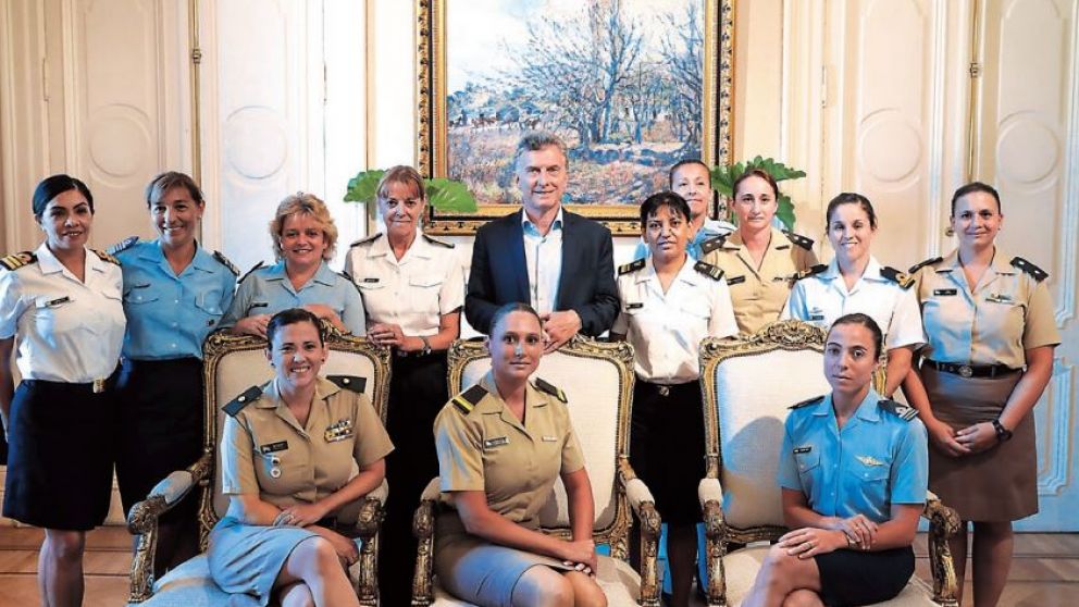 En la actividad oficial, el Presidente recibió a doce mujeres de las Fuerzas Armadas