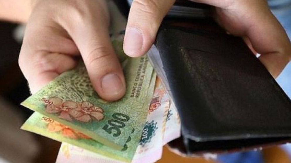 Empresas sin paritarias prevén aumento salarial de casi un 30%