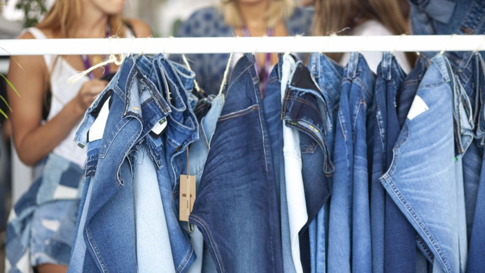 El denim es el textil que mejor se adapta al contexto. Viene recargado en total look y jardineros