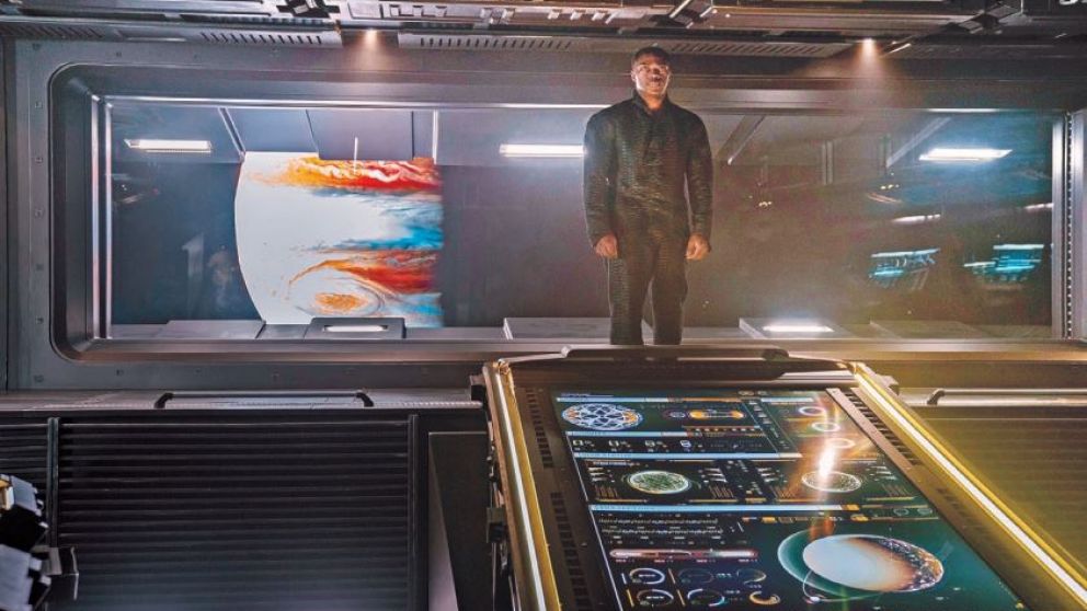 David Ajala es Roy Eris, el misterioso y omnipresente capitán de la supernave