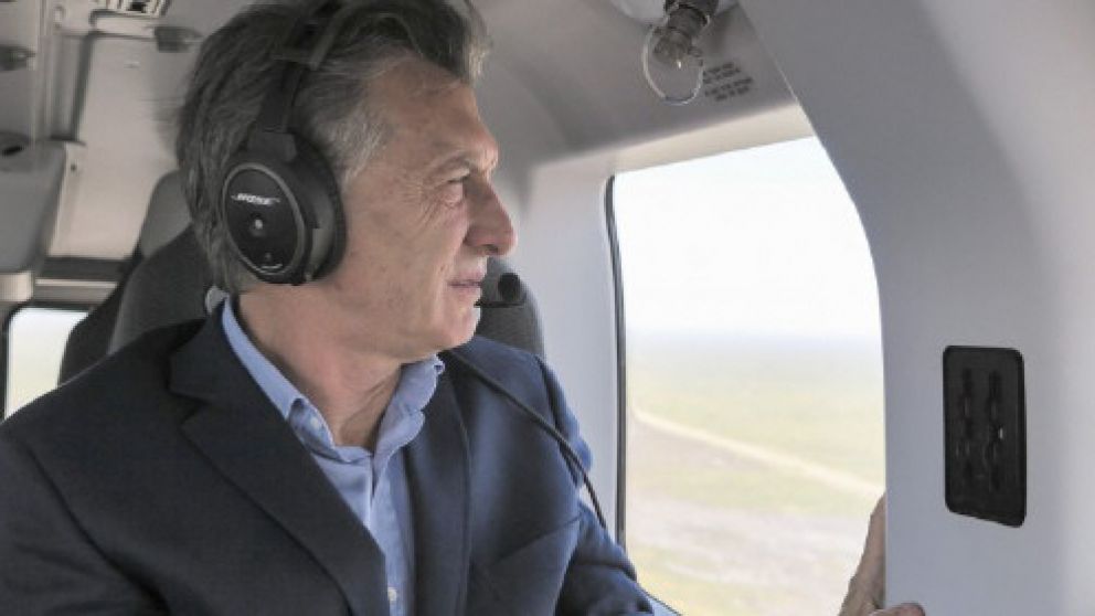 El Presidente observa el desastre desde el helicóptero