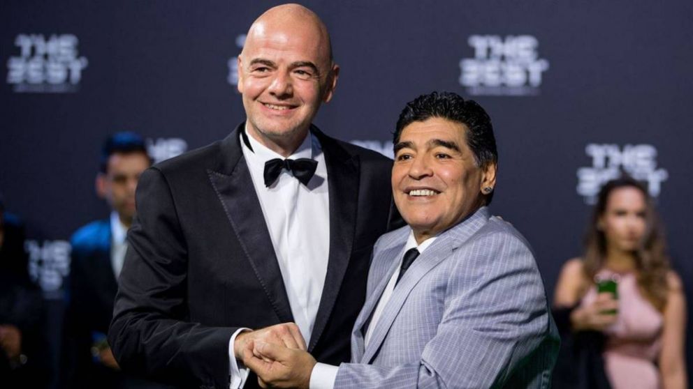 El presidente de la FIFA, Gianni Infantino, junto a Diego Maradona