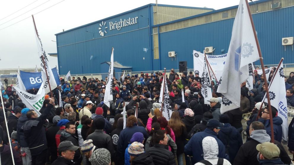 Los empleados de Brighstar se manifestaron en la puerta