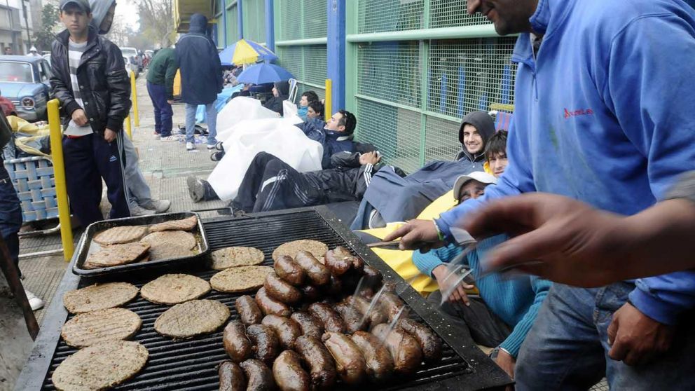 Adiós a los puestos de choripán camino al estadio