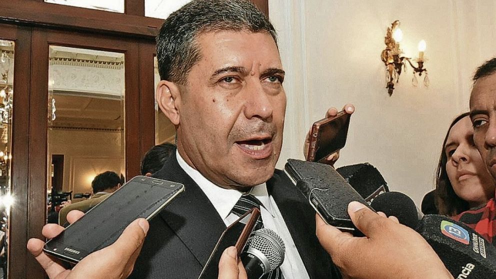 Casas prometió no ir por la "reelección indefinida"