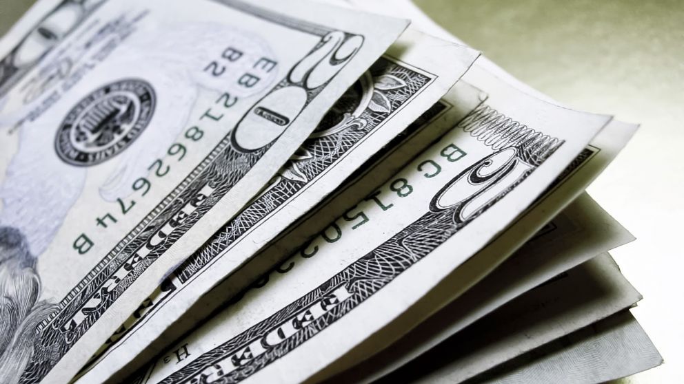 El dólar comenzó la jornada estable