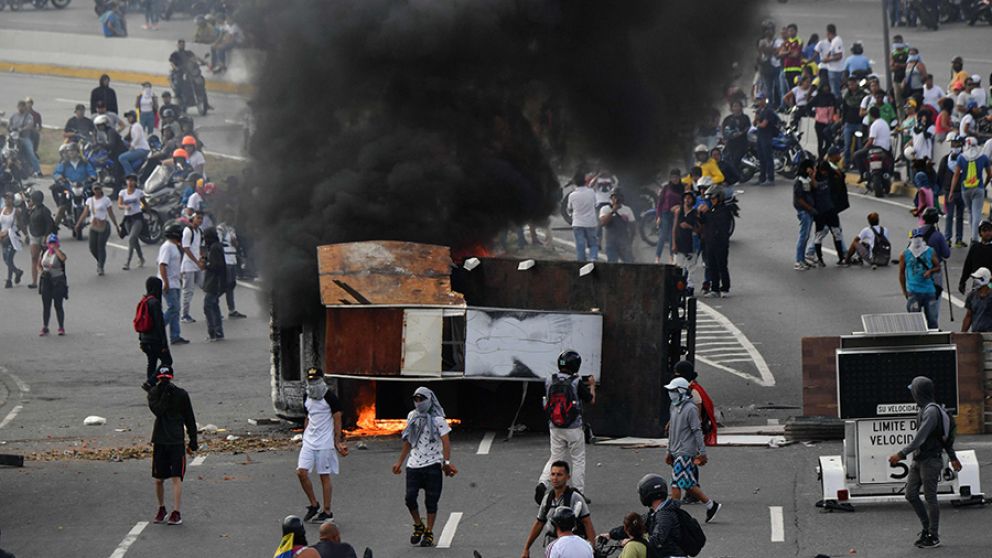 Mientras Guaidó y Maduro se disputan el poder, miles de opositores y oficialistas se movilizan todo el país