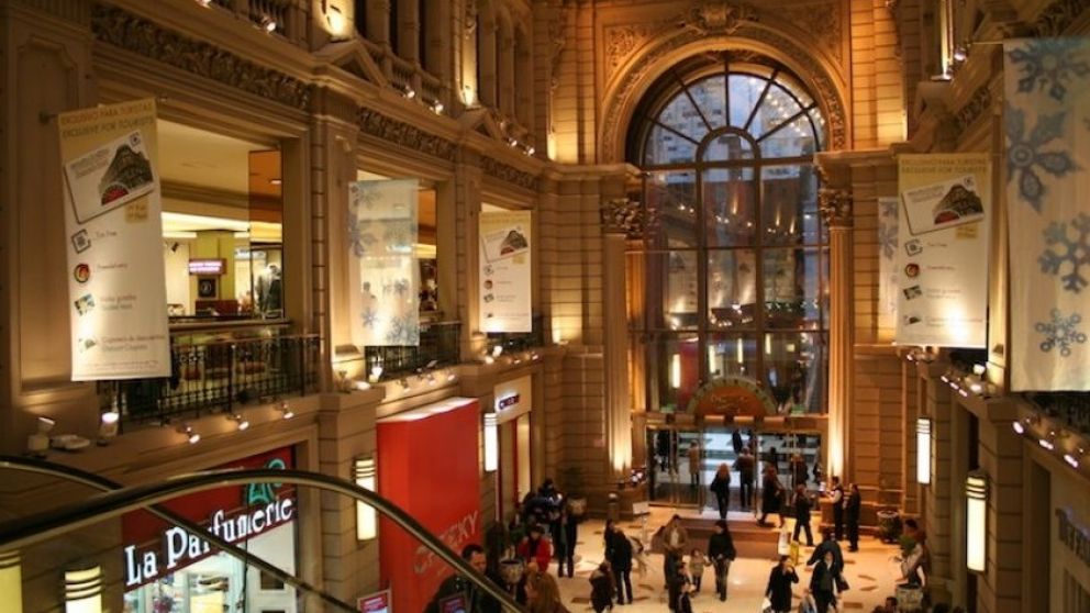 La facturación en los centros de compras llego a 5.902,1 millones de pesos, con un alza del 20,6%