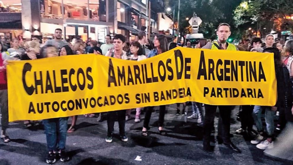 El incipiente movimiento comenzó con reuniones en Plaza Congreso, pero empiezan a sumarse en otros barrios