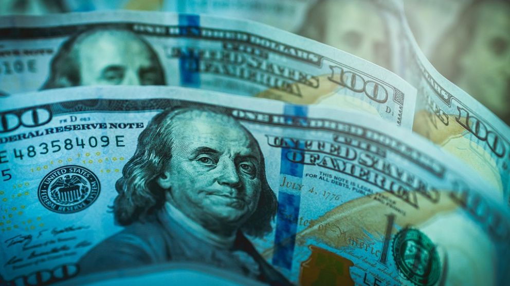 El viernes el dólar sufrió su primer retroceso en cinco días