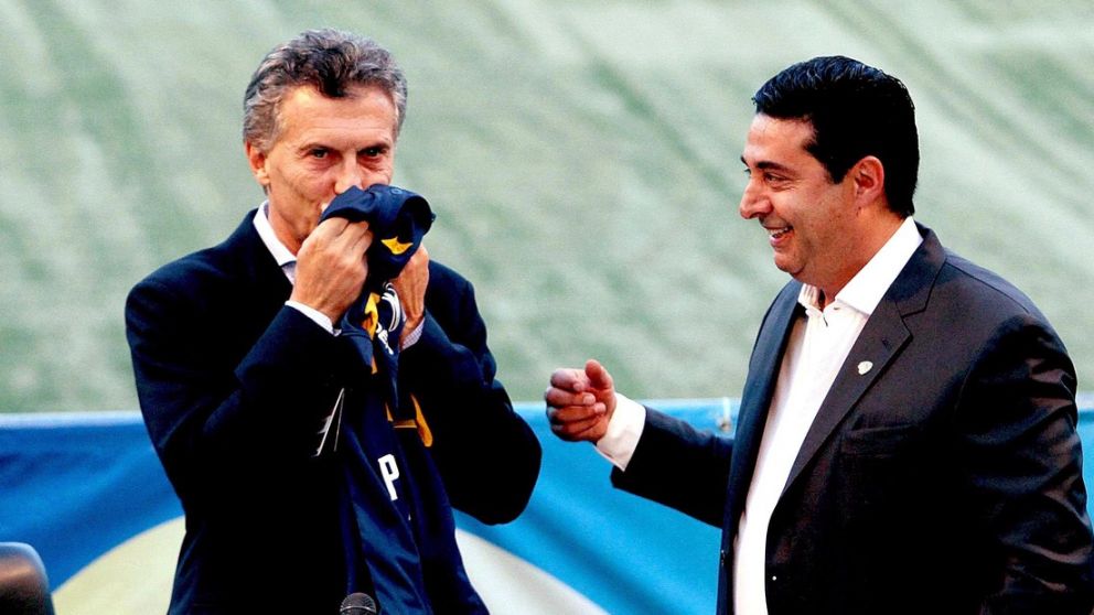 Macri, confeso hincha de Boca, debe autorizar la venta del terreno solicitado por River