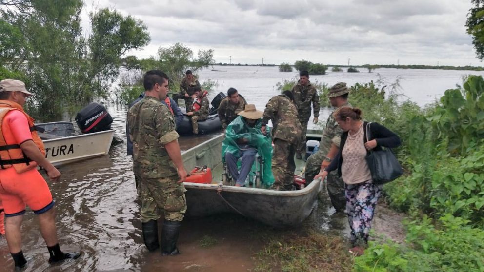 Intensifican la asistencia a los inundados en cuatro provincias