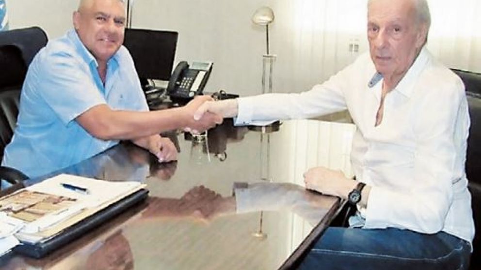 Lo anunciaron en Twitter con esta foto junto a Chiqui Tapia