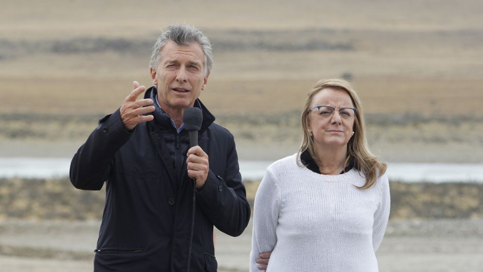 Mauricio Macri y Alicia Kirchner juntos en la represa Condor Cliff