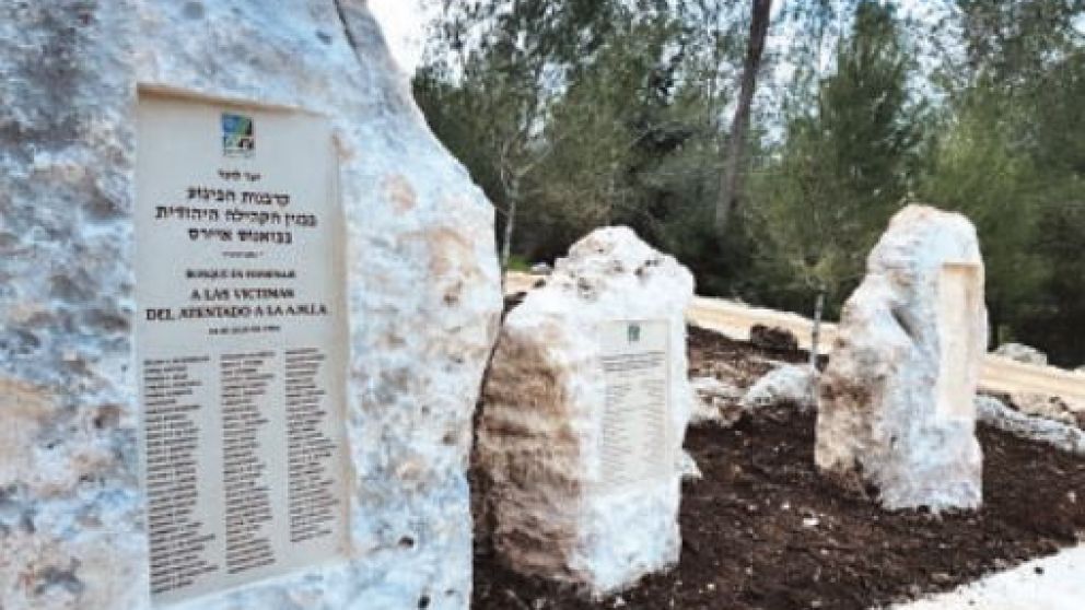 Inauguran un monumento junto a recordatorio de los atentados