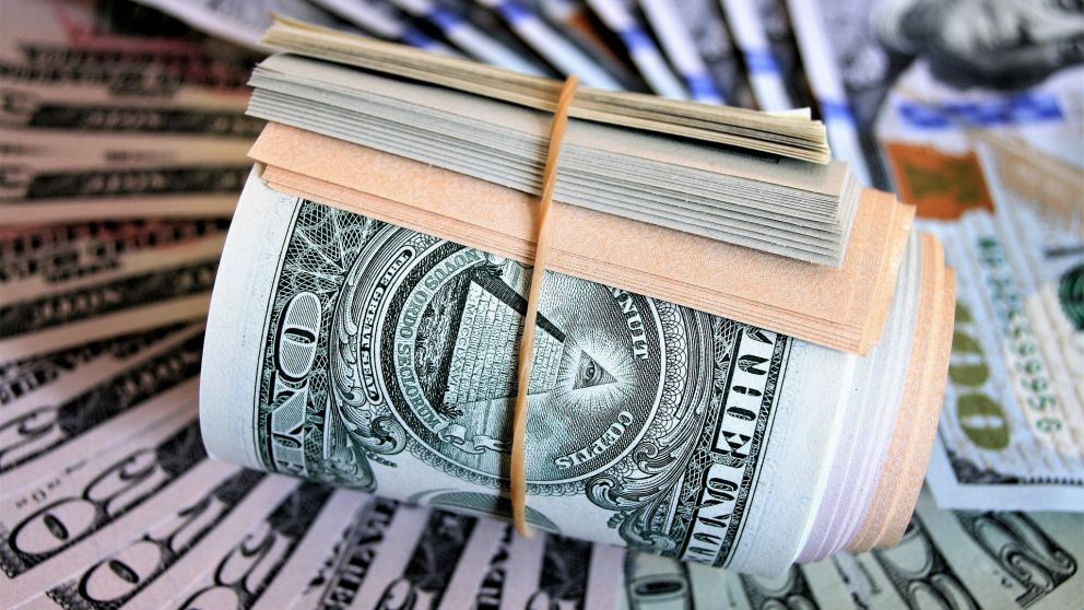 El dólar da un respiro y cotiza debajo de los $38 en algunos bancos