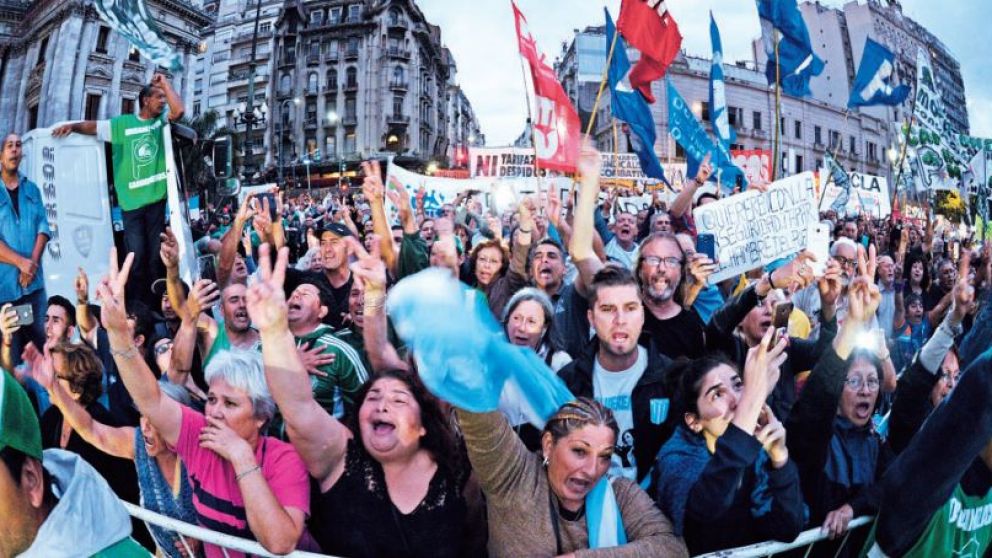 La suba de los servicios públicos fue rechazada por los manifestantes