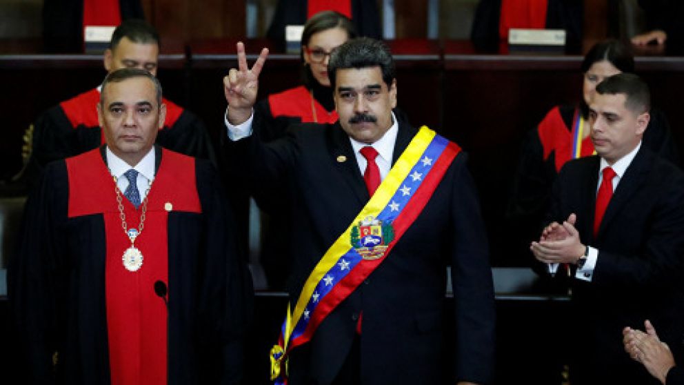 Maduro, fl anqueado por el presidente del TSJ, Maikel Moreno, saluda a los chavistas presentes