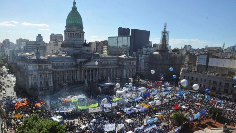 Más sindicatos se suman a la marcha de antorchas contra el "tarifazo"