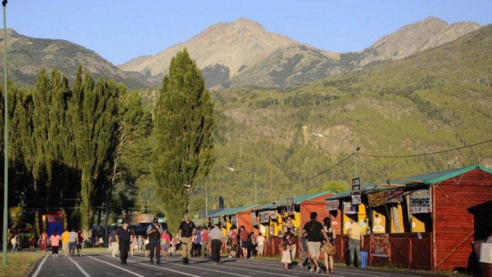 Algunas localidades suspenden eventos y otras los confirman