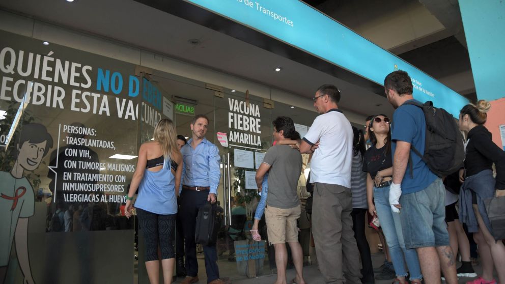 A pesar de las largas filas, las autoridades aseguran que "hay suficientes vacunas contra la fiebre amarilla"