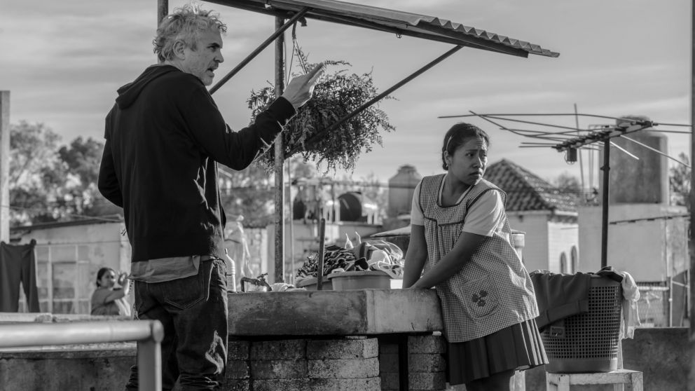 Alfonso Cuarón dirigiendo Roma, espada de Netflix en Hollywood