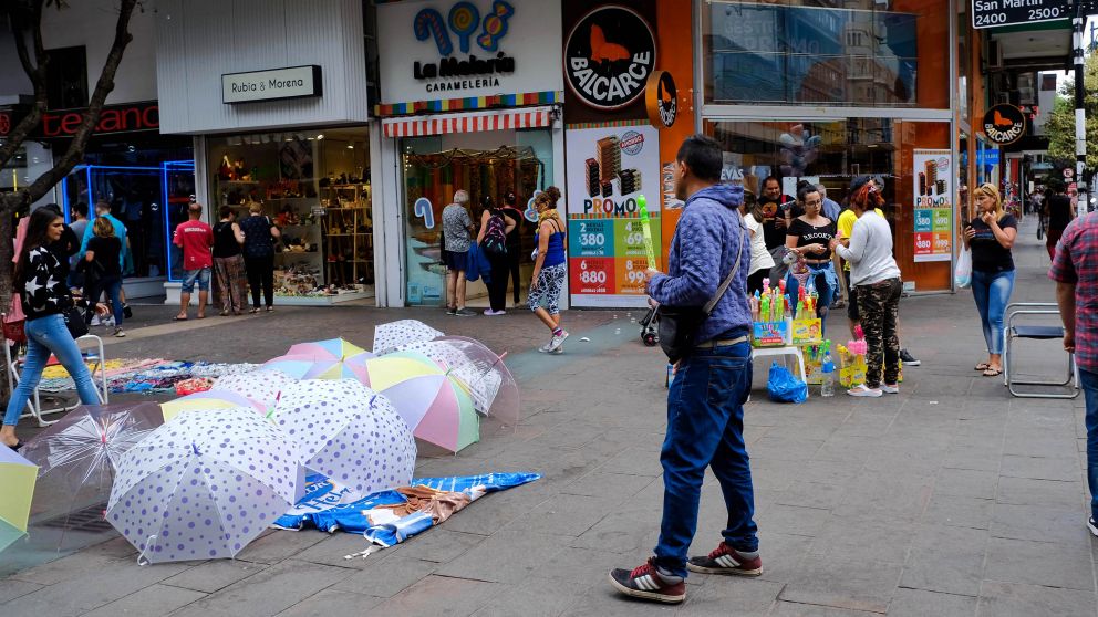 Hay unos 20 vendedores callejeros por cada cuadra de la peatonal San Martín