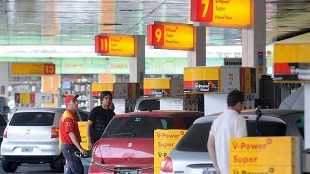 La revisión de precios acompaña la baja del crudo internacional y la estabilidad cambiaria