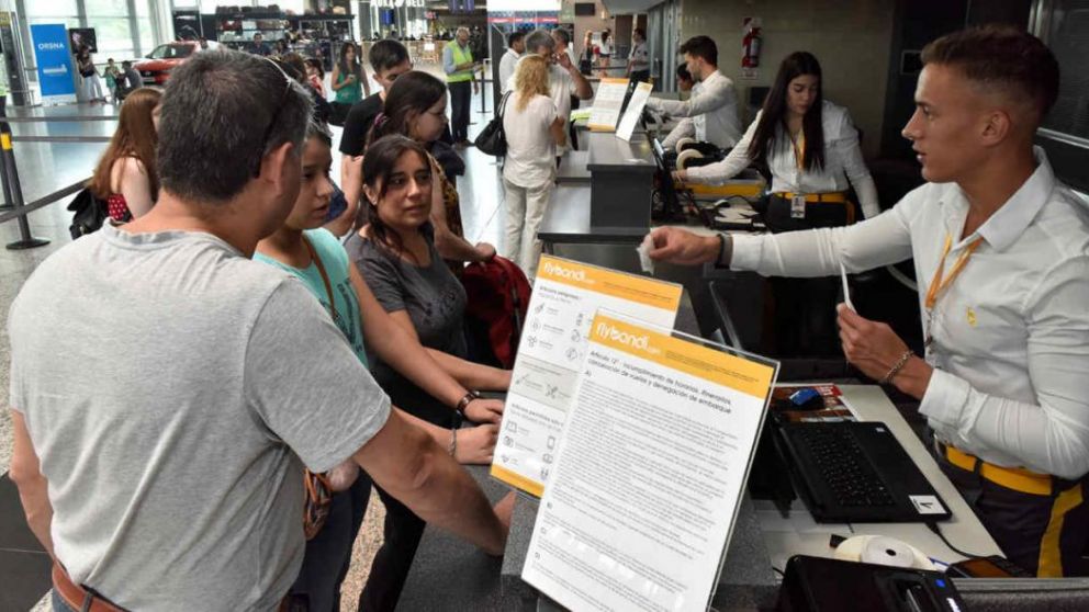 Flybondi, en la mira: la Secretaría de Transporte incentivó a que los usuarios denuncien a la empresa