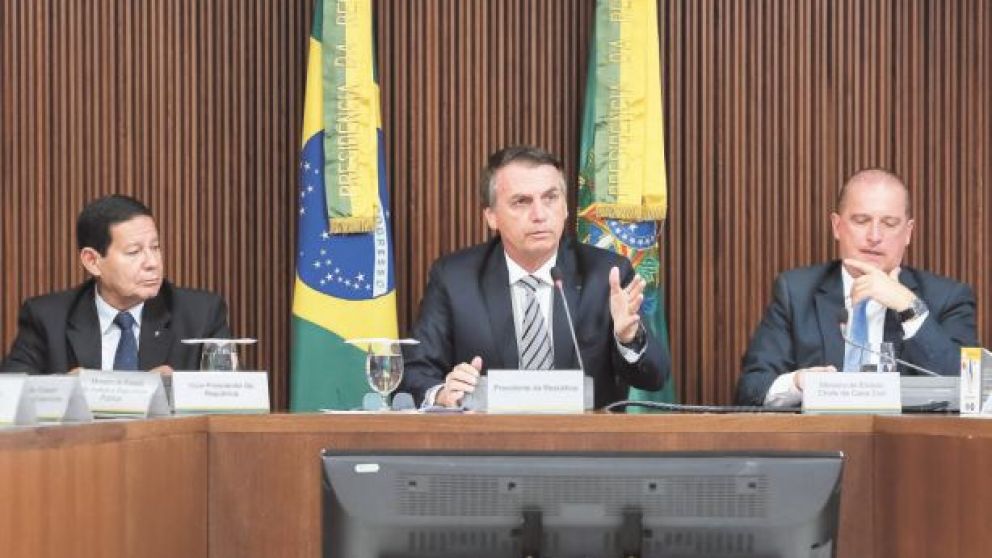 Bolsonaro, rodeado por Mourao y Lorenzoni, habla durante el Consejo de Gobierno