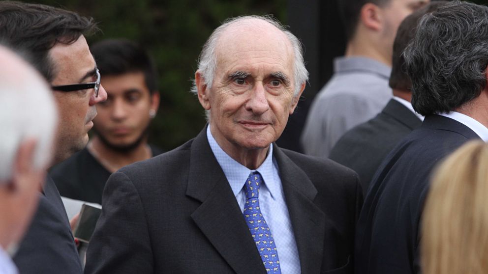 De la Rúa fue sometido a una angioplastia y permanece internado en grave estado