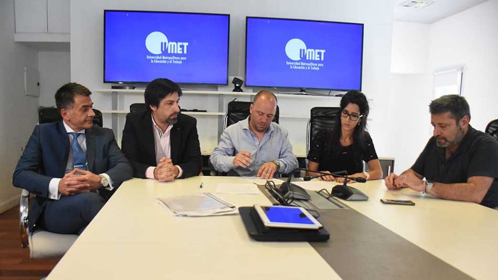 Momento de la firma del acuerdo entre BASA, la UMET y el Instituto Superior Octubre. (Pablo Villan/Diario Crónica)