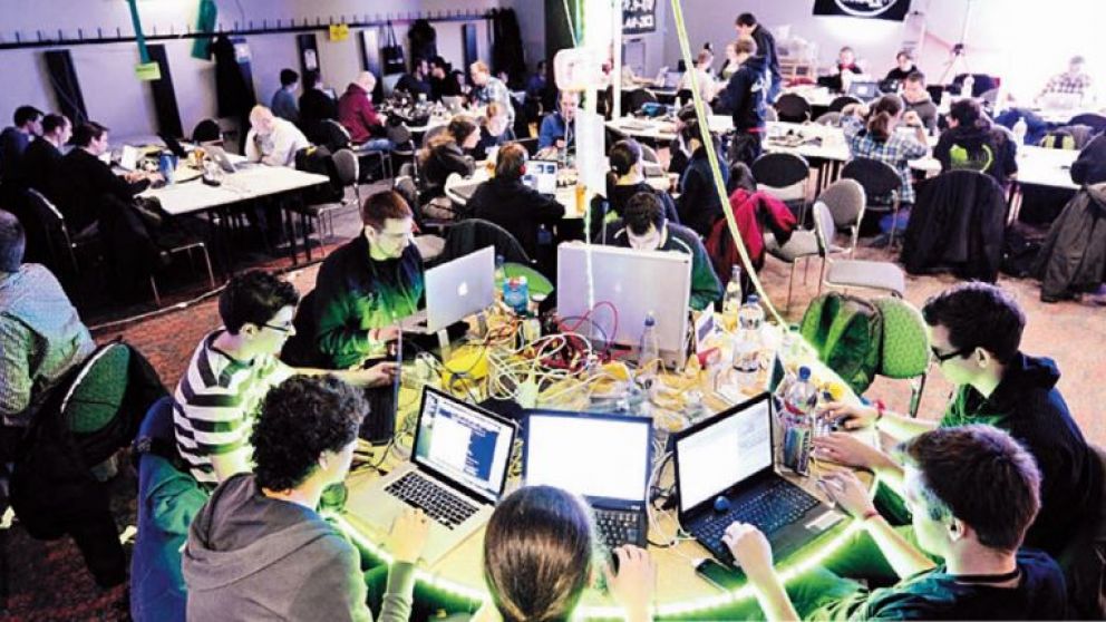 Hackers piden acceso gratuito a investigaciones