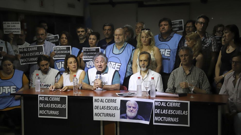Docentes paran mañana contra el cierre de las escuelas nocturnas