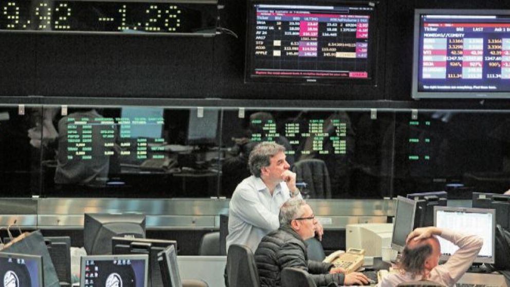 El desplome de los mercados globales complica el panorama local de fin de año
