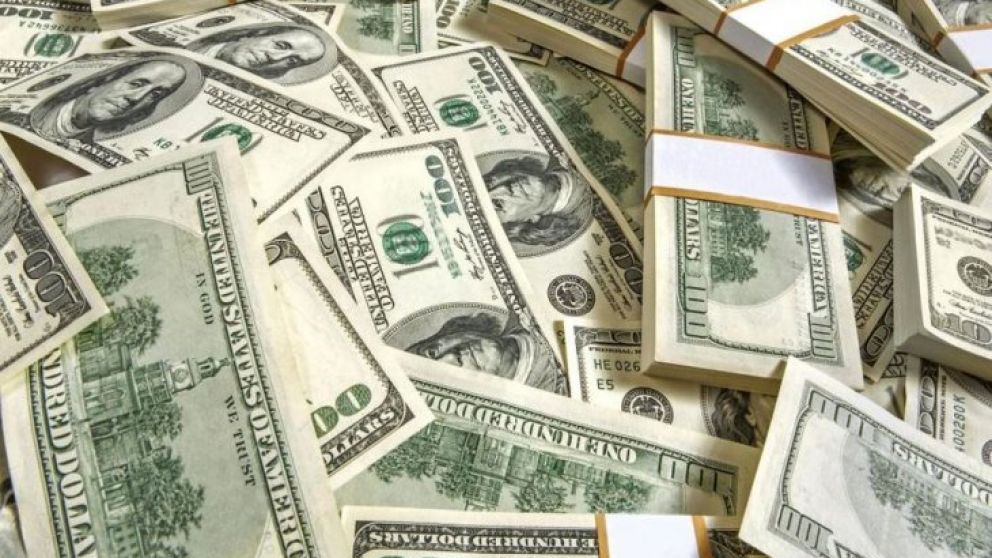 El dólar se mantuvo casi estable
