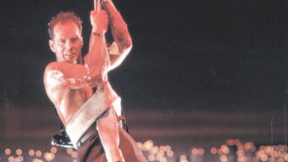 Papá Noel, flaco y armado, cuelga del árbol de Navidad en Duro de Matar