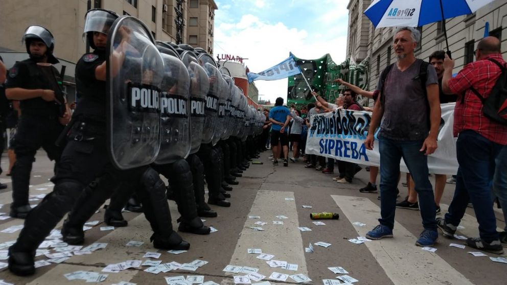 La policía reprimió a los trabajadores que se manifestaban frente al CCK