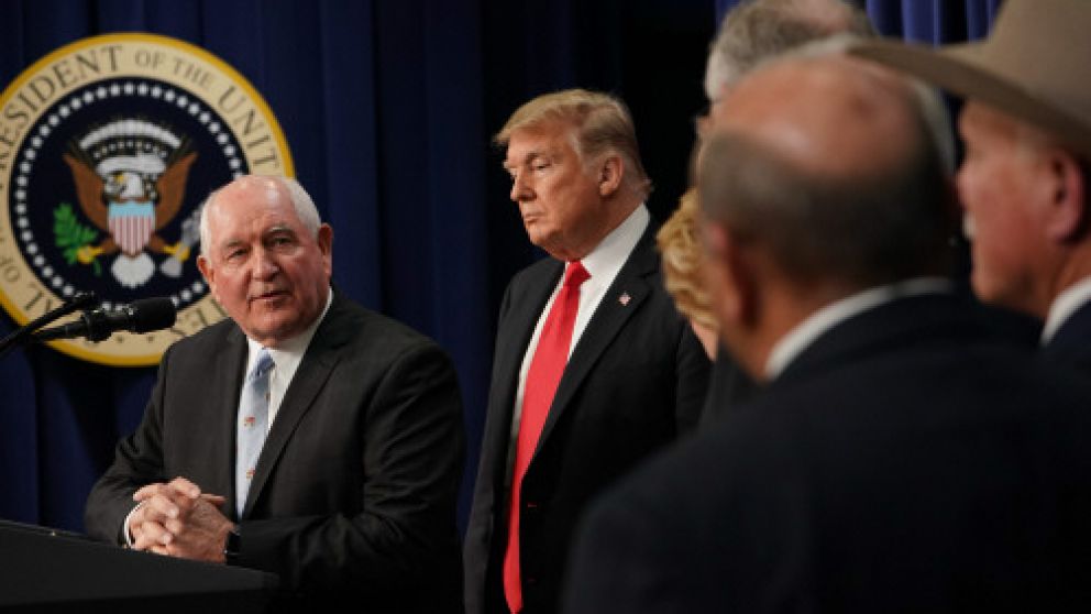 El presidente, en la firma de una ley de mejora agrícola