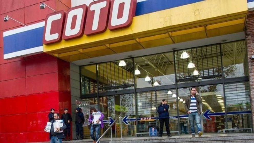 El arsenal fue hallado en un supermercado Coto de la calle Paysandú 1800