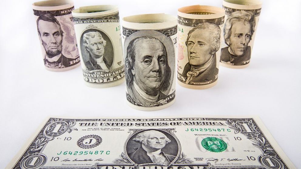 A media rueda, el dólar sube mientras el mercado espera la decisión de EE.UU