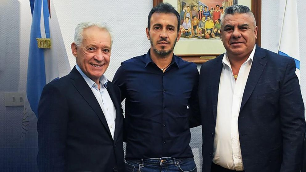 Fernando Batista junto al presidente de Racing, Víctor Blanco, y el titular de la AFA, Claudio Tapia