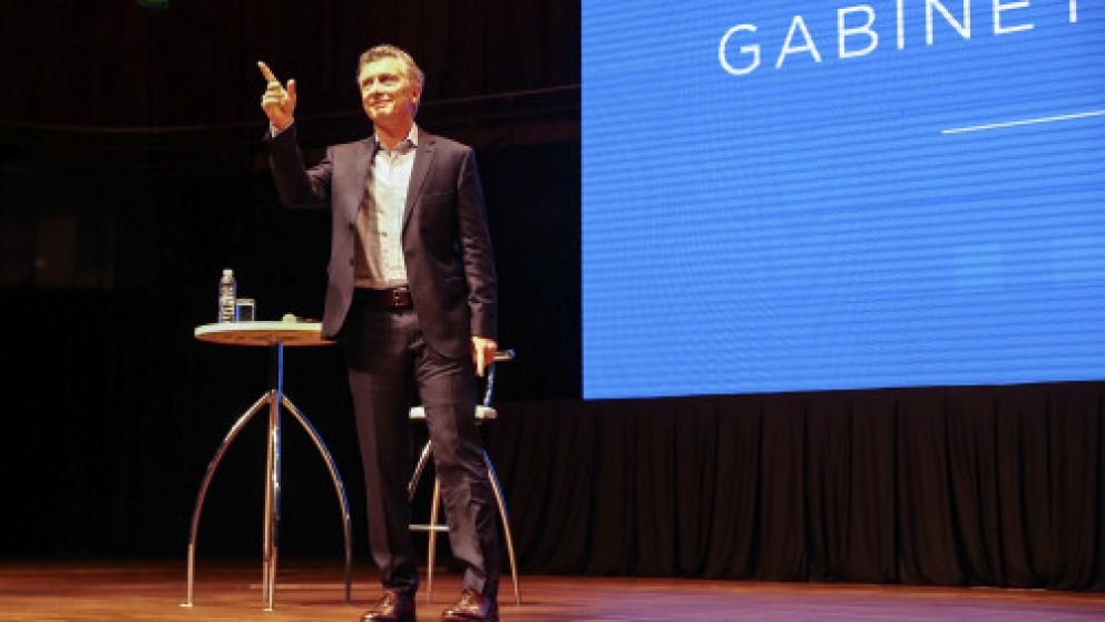 Macri retomó el gesto de campaña ante gobernadores y funcionarios