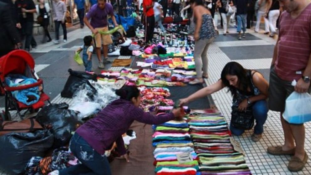 La venta ilegal callejera en la Ciudad creció 44 por ciento