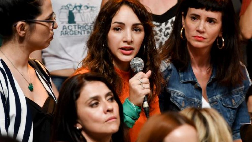 Darthés se victimizó, acusó a Fardin y se ganó el repudio de la comunidad artística